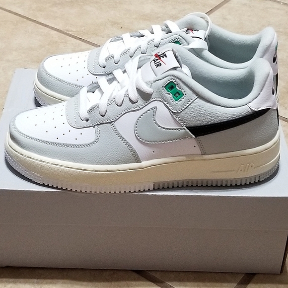 Nike Air Force LV8 (GS) Sneakers In Light Silver/Black Youth)